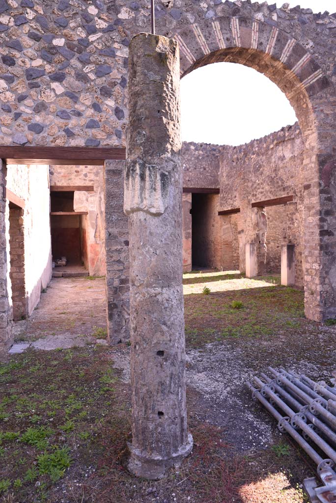 I.4.25 Pompeii. October 2019. Middle Peristyle 17, detail of a column in south-east corner. 
Foto Tobias Busen, ERC Grant 681269 DÉCOR