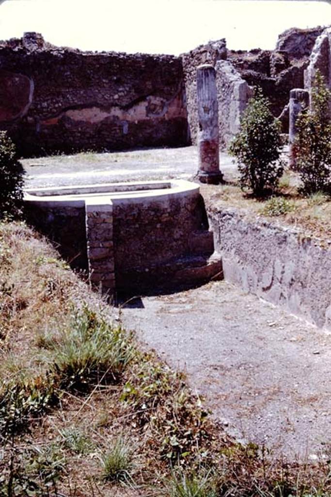 I.4.25 Pompeii. 1966. Looking west across middle peristyle 17.  Photo by Stanley A. Jashemski.
Source: The Wilhelmina and Stanley A. Jashemski archive in the University of Maryland Library, Special Collections (See collection page) and made available under the Creative Commons Attribution-Non Commercial License v.4. See Licence and use details.
J66f0566