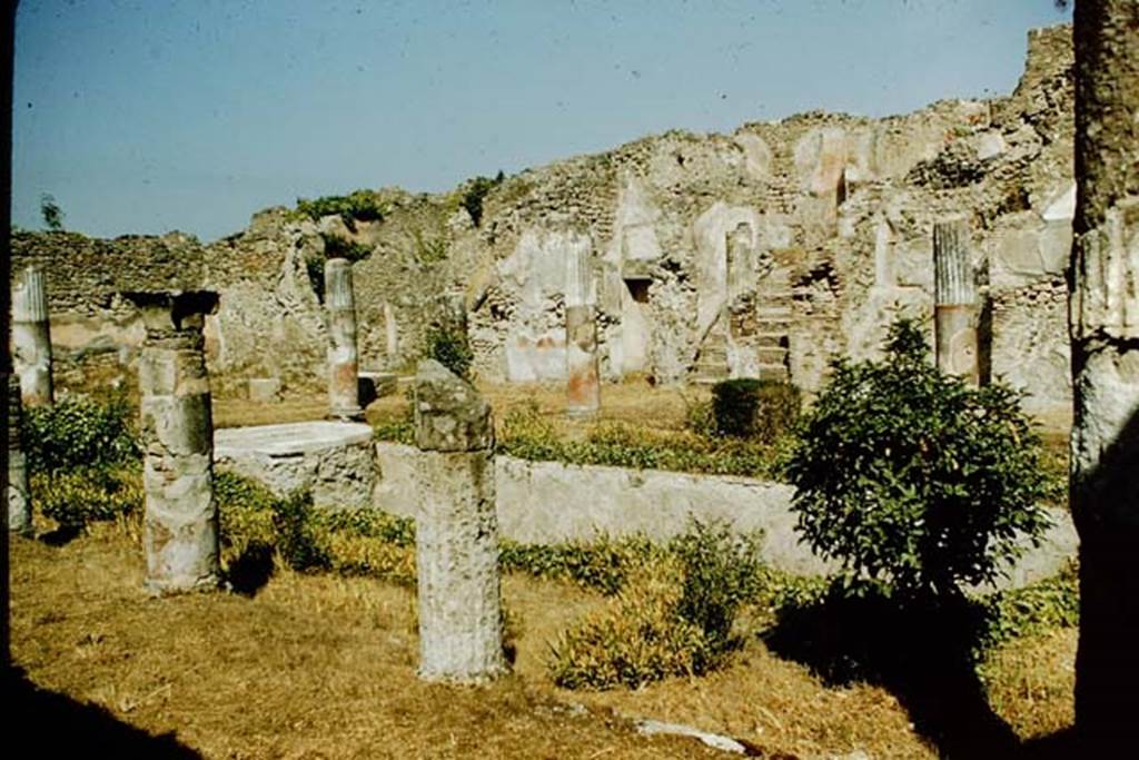 I.4.25 Pompeii. 1957. Looking north-west across middle peristyle 17. Photo by Stanley A. Jashemski.
Source: The Wilhelmina and Stanley A. Jashemski archive in the University of Maryland Library, Special Collections (See collection page) and made available under the Creative Commons Attribution-Non Commercial License v.4. See Licence and use details.
J57f0327