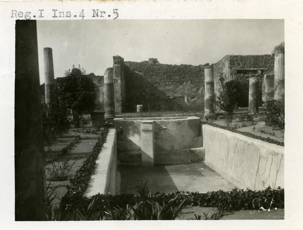 I.4.5 Pompeii. Pre-1937-39. Looking west across pool in middle peristyle 17.
Photo courtesy of American Academy in Rome, Photographic Archive. Warsher collection no. 821.