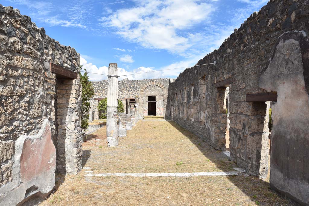 I.4.25 Pompeii. September 2020. Doorway from Room 14, tablinum, looking east along south portico of Middle Peristyle 17. 
Foto Tobias Busen, ERC Grant 681269 DÉCOR