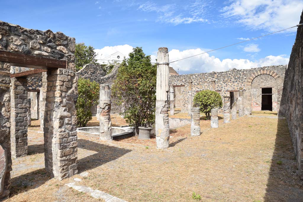 I.4.25 Pompeii. September 2020. Doorway from Room 14, tablinum, looking north-east along south-west portico of Middle Peristyle 17. 
Foto Tobias Busen, ERC Grant 681269 DÉCOR
