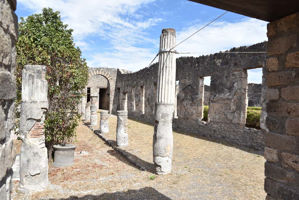 I.4.25 Pompeii. September 2020. Middle Peristyle 17, looking south-east along south portico from Corridor 15. 
Foto Tobias Busen, ERC Grant 681269 DÉCOR