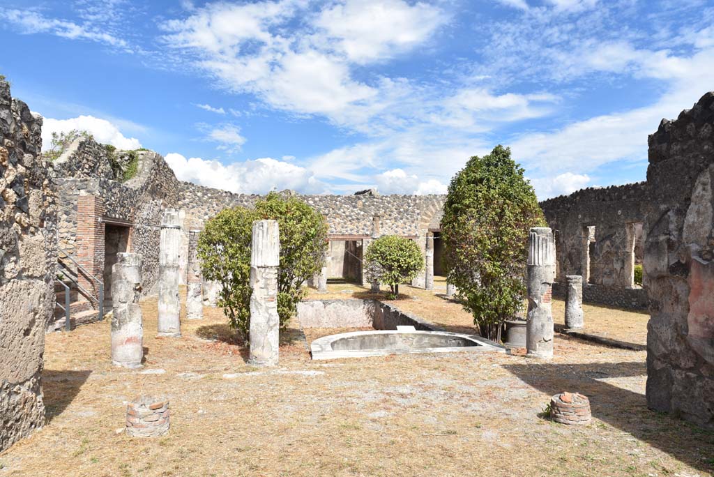 I.4.25 Pompeii. September 2020. Doorway from Room 18, looking east across west portico of Middle Peristyle 17. 
Foto Tobias Busen, ERC Grant 681269 DÉCOR