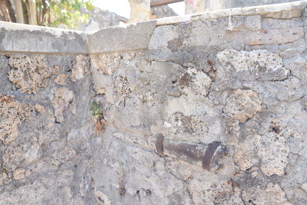 I.4.25 Pompeii. September 2020. Middle Peristyle 17, looking west towards detail of lead pipe in pool on rear east wall.     
Foto Tobias Busen, ERC Grant 681269 DÉCOR
