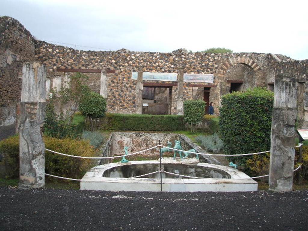 I.4.25 Pompeii. December 2004. Middle Peristyle 17, looking east across semi-circular marble basin and pool.