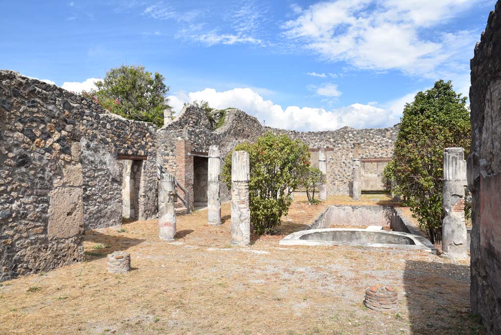 I.4.25 Pompeii. September 2020. Doorway from Room 18, looking north-east across west portico of Middle Peristyle 17. 
Foto Tobias Busen, ERC Grant 681269 DÉCOR