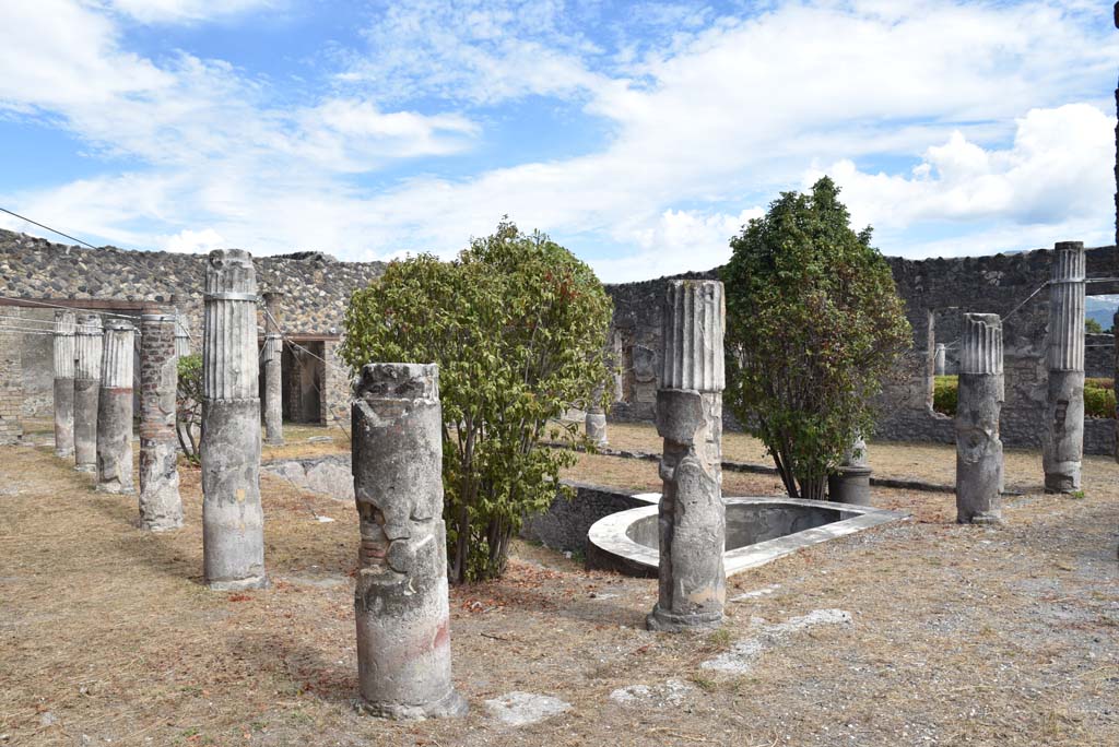 I.4.25 Pompeii. September 2020. Middle Peristyle 17, looking south-east across peristyle garden from north-west portico.  
Foto Tobias Busen, ERC Grant 681269 DÉCOR