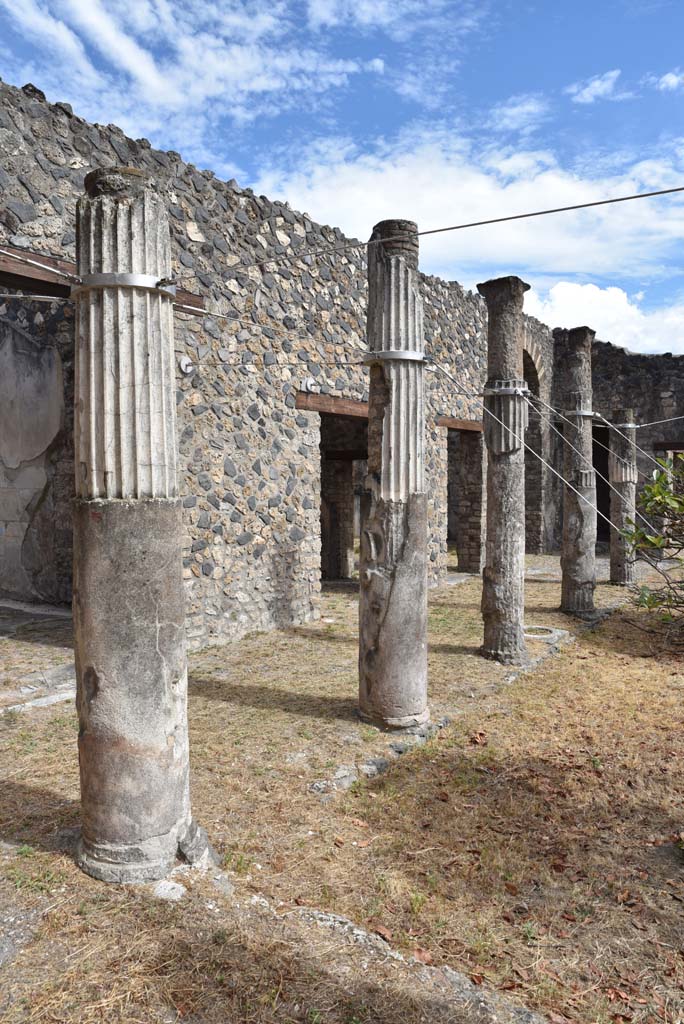 I.4.25 Pompeii. September 2020. Middle Peristyle 17, looking south-east towards east portico.  
Foto Tobias Busen, ERC Grant 681269 DÉCOR