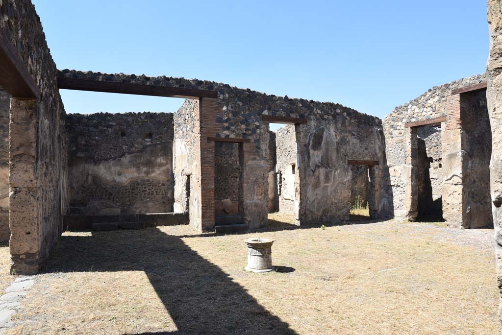 I.4.25 Pompeii. September 2020. Room 47, looking towards west side of atrium. 
In room 51 on the left can be seen an elevated area that supported two big strongboxes.
Foto Tobias Busen, ERC Grant 681269 DÉCOR