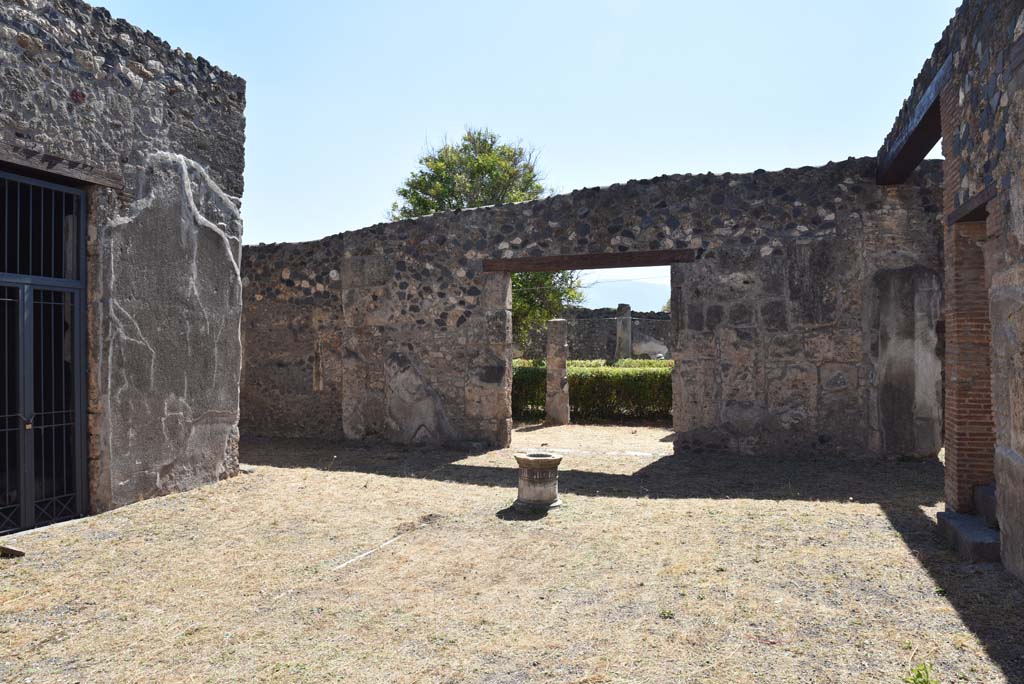 I.4.25 Pompeii. September 2020. Atrium 47, looking south-east towards doorway to room 53, on left, and east ala 54, centre left.
Foto Tobias Busen, ERC Grant 681269 DÉCOR