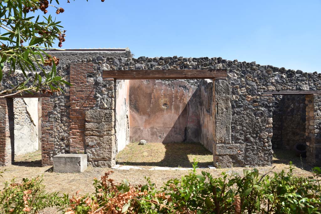 I.4.25 Pompeii. September 2020.
East portico of upper peristyle 56, with doorways to room 60, on left, room 58, in centre, and room 59, on right. 
Foto Tobias Busen, ERC Grant 681269 DÉCOR