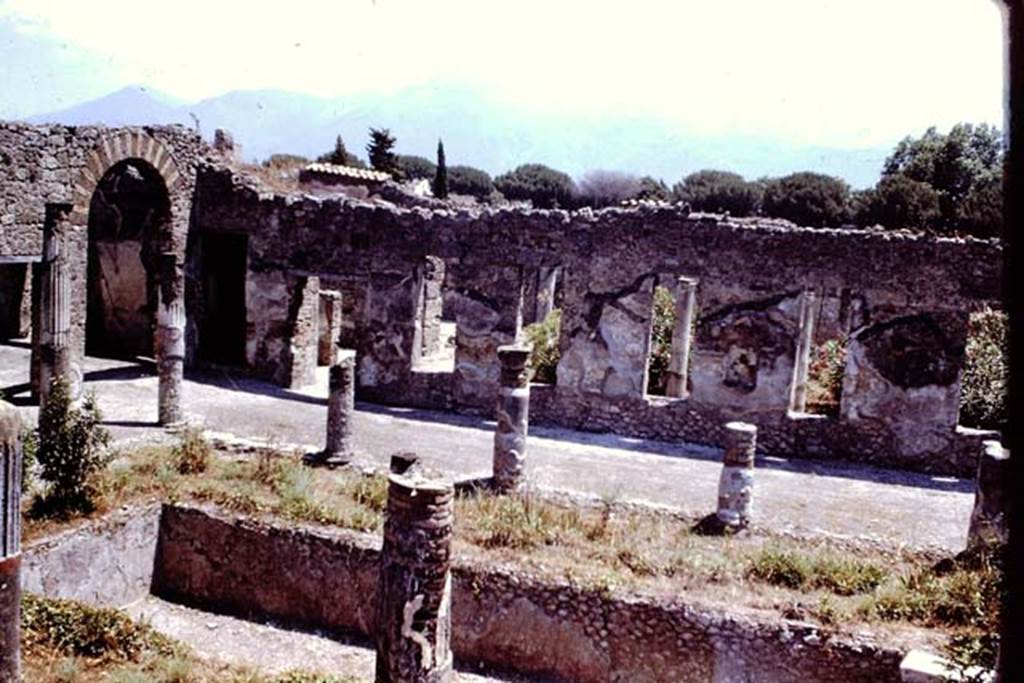 I.4.25 Pompeii. 1966. View of east end of middle peristyle 17 from stairs to upper peristyle 56. Photo by Stanley A. Jashemski.
Source: The Wilhelmina and Stanley A. Jashemski archive in the University of Maryland Library, Special Collections (See collection page) and made available under the Creative Commons Attribution-Non-Commercial License v.4. See Licence and use details.
J66f0562