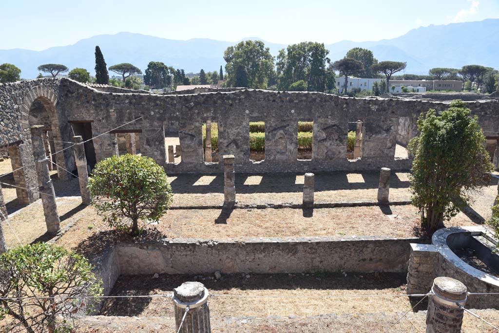 I.4.25 Pompeii. September 2020. Looking south from Middle Peristyle 17, towards windows into Lower Peristyle.
Foto Tobias Busen, ERC Grant 681269 DÉCOR
According to Jashemski –
The long wall separating the centre (Middle) peristyle from the south (Lower) peristyle has six windows and two doors which afforded a magnificent view into the southern peristyle.