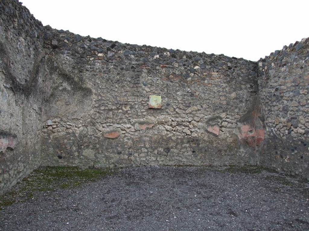 I.4.25 Pompeii. December 2006. Room 18, exedra on west side of middle peristyle 17.
In this room was found a painting of an old man with a grey beard that is now in Naples Museum.