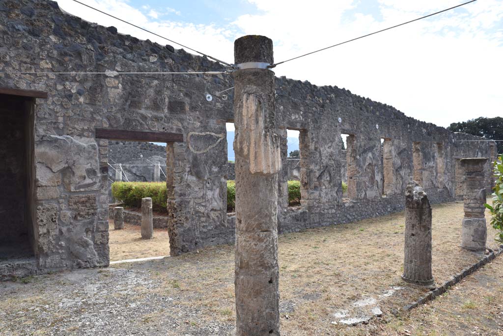I.4.25 Pompeii. September 2020. 
Middle Peristyle 17, looking south-west along south portico, with doorway to Lower Peristyle 32, centre left.  
Foto Tobias Busen, ERC Grant 681269 DÉCOR