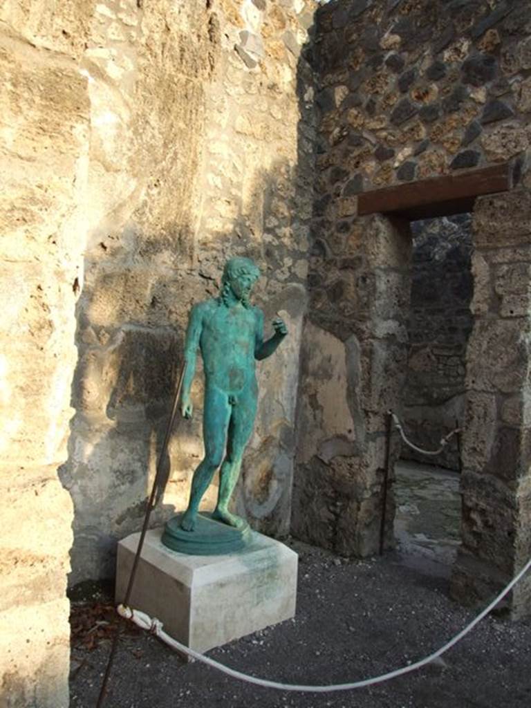 I.4.25 Pompeii. December 2007. Room 33, small room on east side of lower peristyle 32. 
A reproduction bronze statue of Apollo playing the cithara. 
The original that gave the name to the house was found in the middle peristyle 17.