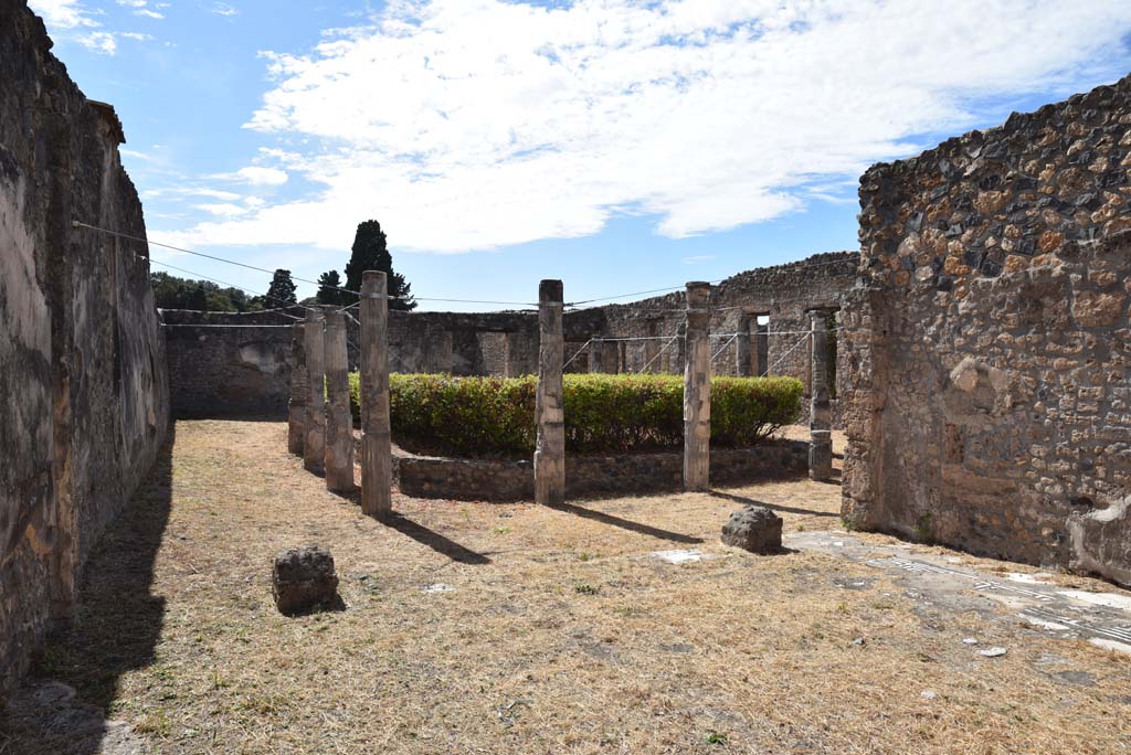 I.4.25 Pompeii. September 2020. 
Lower Peristyle 32, looking north-west towards doorway threshold and south-east portico, from room 35.
In this room was wall paintings of Iphigenia in Tauris with Thoas, Orestes and Pylades , and Bacchus discovering the abandoned Ariadne.
In the floor are the remains of a meander pattern mosaic.
Foto Tobias Busen, ERC Grant 681269 DÉCOR.