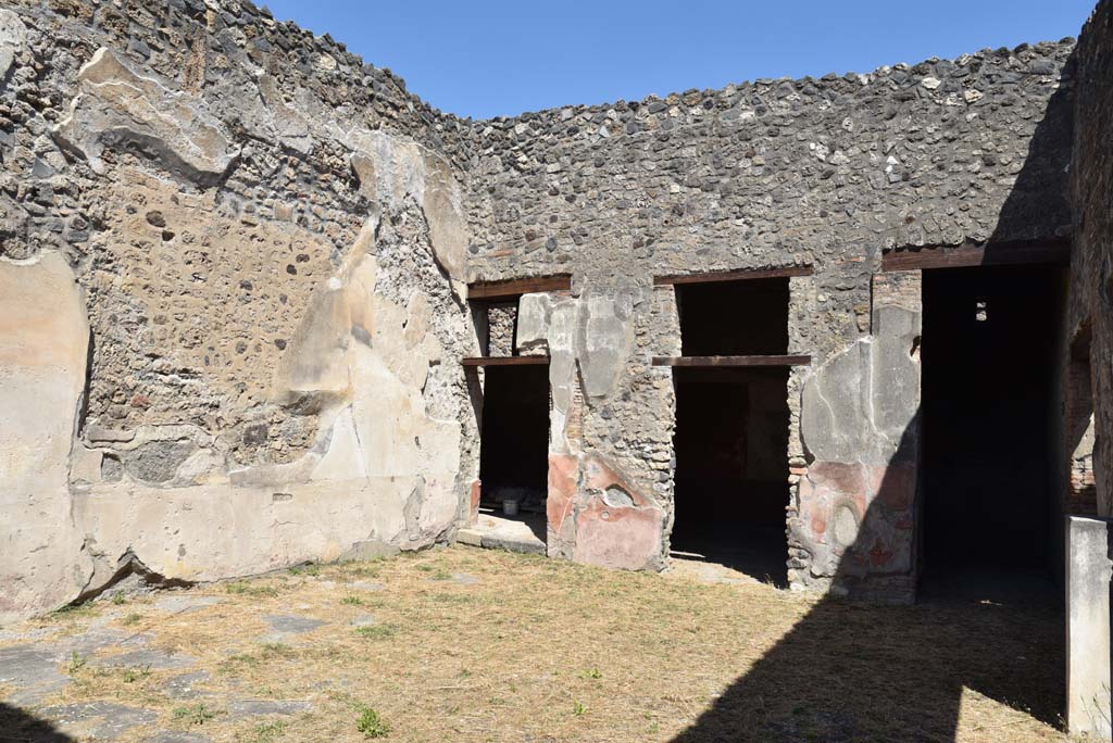 I.4.25 Pompeii. September 2020. Room 21, looking towards north-east corner and east wall.
In the left wall was found a painting of the Judgement of Paris. 
Foto Tobias Busen, ERC Grant 681269 DÉCOR.