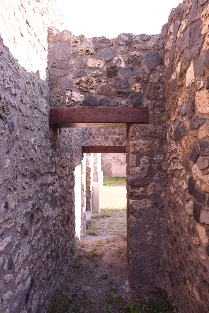 I.4.25/I.4.5 Pompeii. October 2019. 
Looking south in Corridor 13A, or unnumbered corridor, with doorway to Tepidarium 40, on right.
Foto Tobias Busen, ERC Grant 681269 DÉCOR.