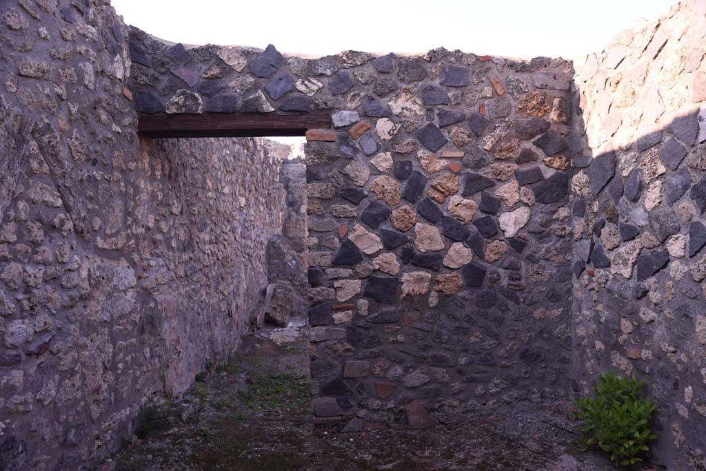 I.4.25/I.4.5 Pompeii. October 2019. Tepidarium 40, north wall with doorway into Caldarium 41.
Foto Tobias Busen, ERC Grant 681269 DÉCOR.