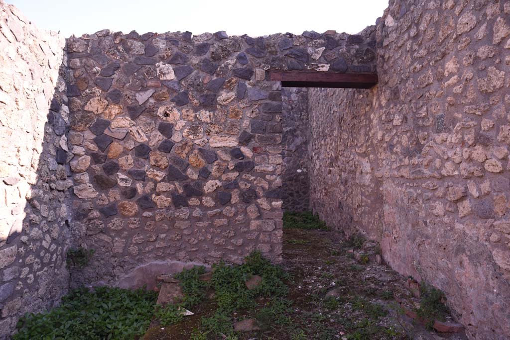 I.4.25/I.4.5 Pompeii. October 2019. Calidarium 41, south wall with doorway into Tepidarium 40.
Foto Tobias Busen, ERC Grant 681269 DÉCOR.