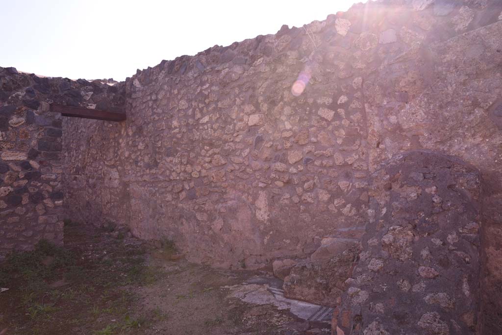 I.4.25/I.4.5 Pompeii. October 2019. Calidarium 41, west wall, looking south towards doorway to Tepidarium 40.
Foto Tobias Busen, ERC Grant 681269 DÉCOR.