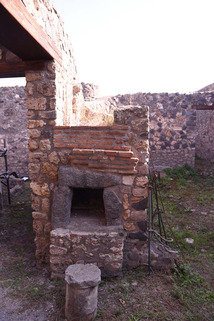 I.4.25/I.4.5 Pompeii. October 2019. Kitchen 42, looking south to oven.
Foto Tobias Busen, ERC Grant 681269 DÉCOR.