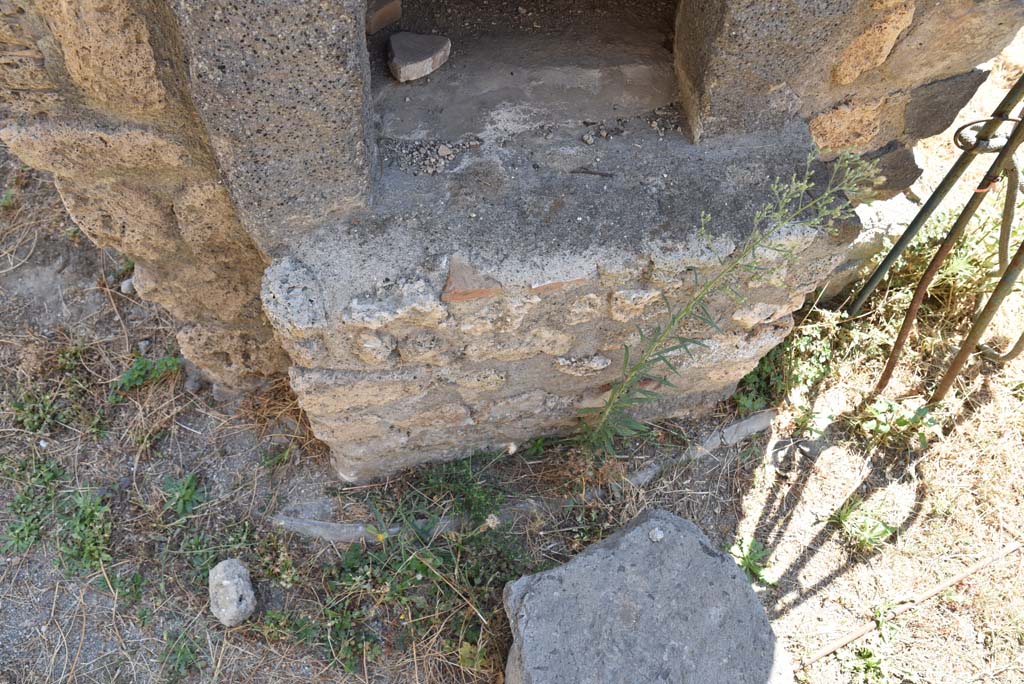 I.4.25/I.4.5 Pompeii. September 2020. Kitchen 42, base of oven.
Foto Tobias Busen, ERC Grant 681269 DÉCOR.