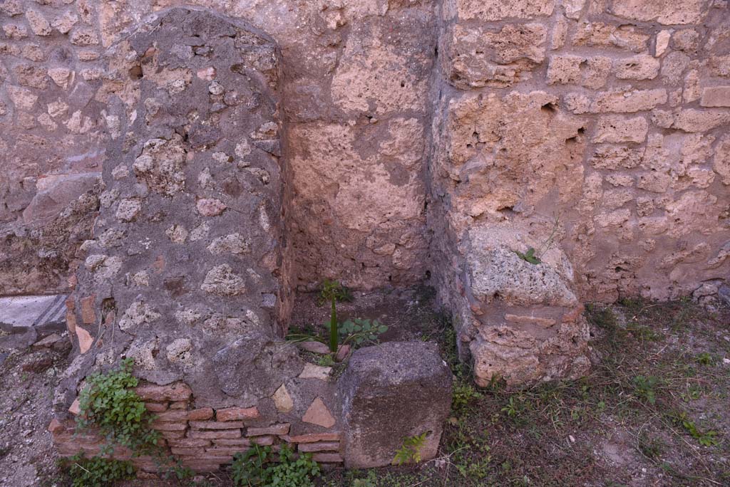 I.4.25/I.4.5 Pompeii. October 2019. Kitchen 42, detail from west wall, small area in south-west corner.
Foto Tobias Busen, ERC Grant 681269 DÉCOR.