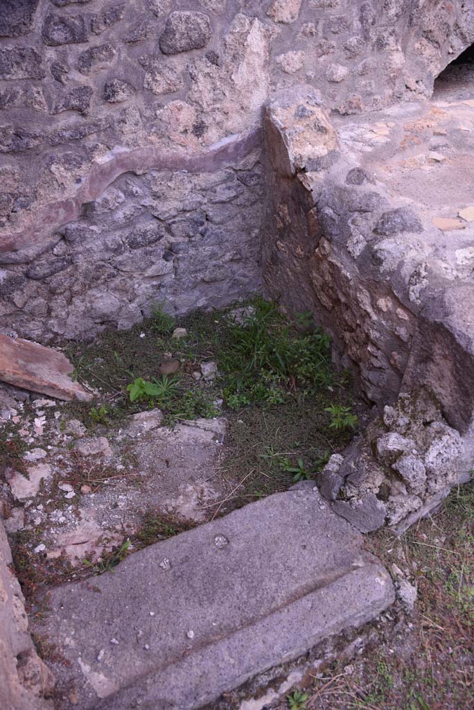 I.4.25/I.4.5 Pompeii. October 2019. Kitchen 42, detail of doorway threshold. 
Foto Tobias Busen, ERC Grant 681269 DÉCOR.