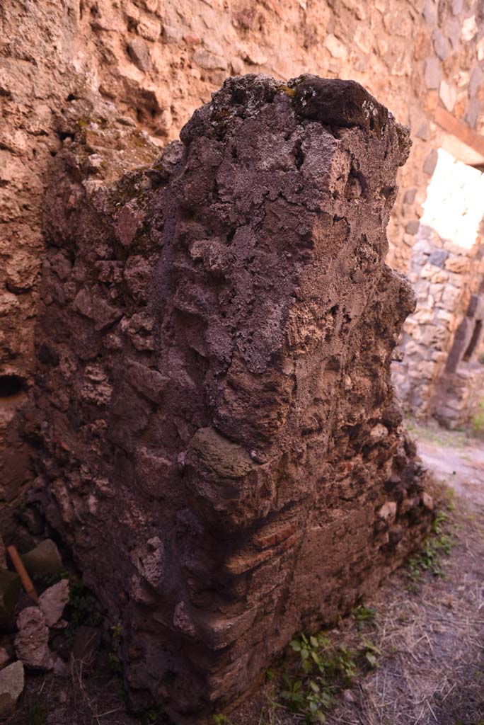 I.4.25/I.4.5 Pompeii. October 2019.  Unnumbered corridor/room, looking west along north side of steps to upper floor. 
Foto Tobias Busen, ERC Grant 681269 DÉCOR.