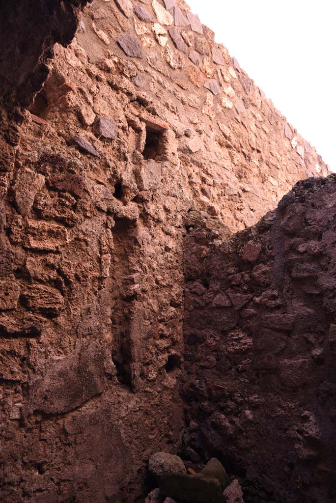 I.4.25/I.4.5 Pompeii. October 2019. 
Unnumbered corridor/room, looking west along south wall at rear of steps. 
Foto Tobias Busen, ERC Grant 681269 DÉCOR.