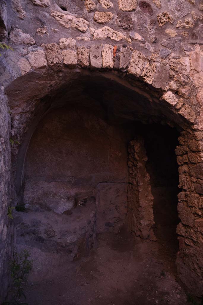 I.4.25/I.4.5 Pompeii. October 2019. 
Unnumbered corridor/room, looking towards vaulted area at east end, with basin or vat. 
Foto Tobias Busen, ERC Grant 681269 DÉCOR.