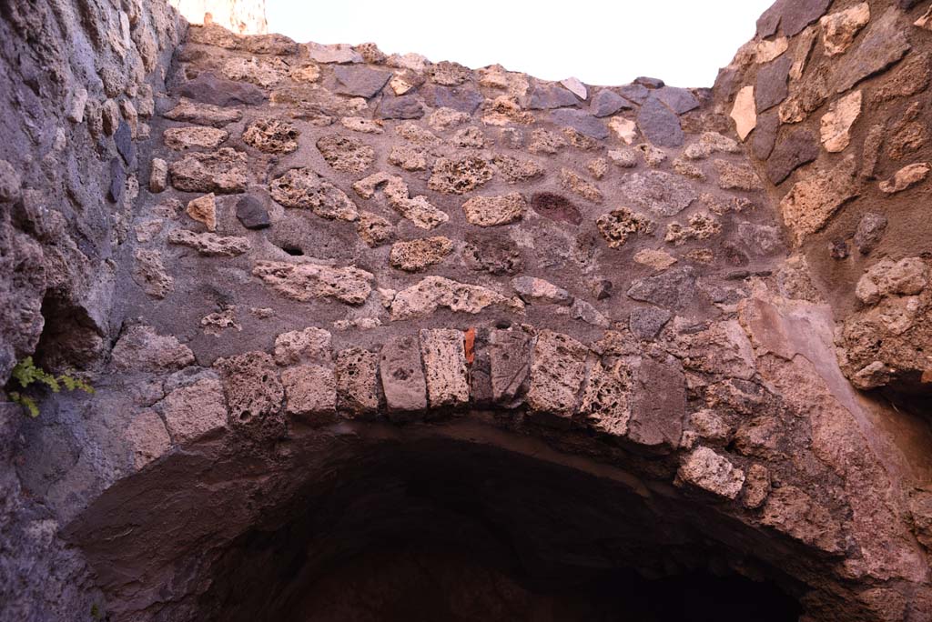 I.4.25/I.4.5 Pompeii. October 2019. Unnumbered corridor/room, east end, detail above vaulted area.
Foto Tobias Busen, ERC Grant 681269 DÉCOR.