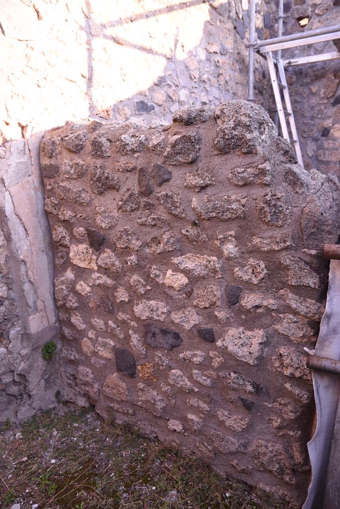 I.4.25/I.4.5 Pompeii. October 2019. 
Atriolo 43, looking east to small wall on north side of impluvium.
Foto Tobias Busen, ERC Grant 681269 DÉCOR.
