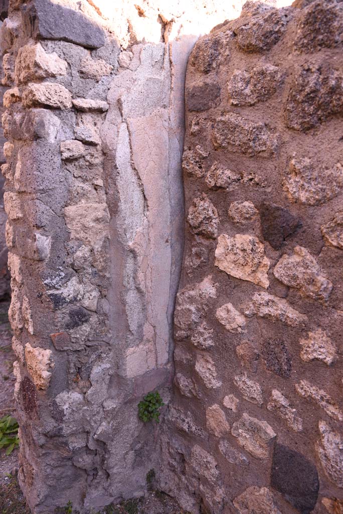 I.4.25/I.4.5 Pompeii. October 2019. 
Atriolo 43, remaining plaster at north end of small wall on west side.
Foto Tobias Busen, ERC Grant 681269 DÉCOR.