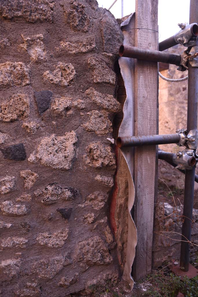 I.4.25/I.4.5 Pompeii. October 2019. 
Atriolo 43, remaining painted stucco at south end of small wall.
Foto Tobias Busen, ERC Grant 681269 DÉCOR.