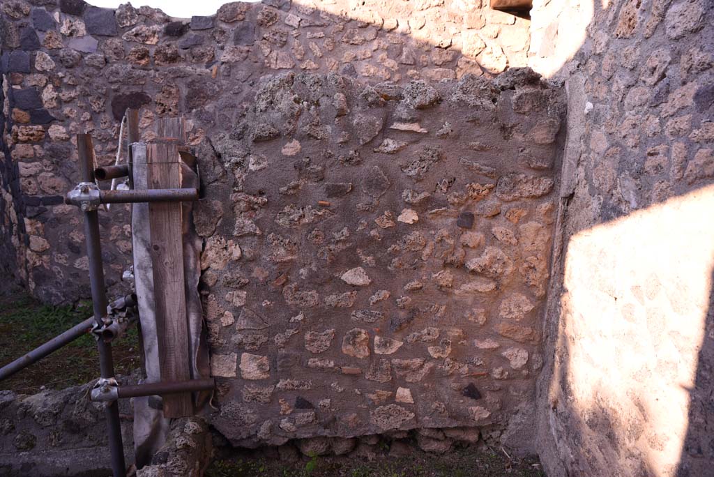 I.4.25/I.4.5 Pompeii. October 2019. Atriolo 43, looking west to east side of small wall against north wall in north-west corner. 
Foto Tobias Busen, ERC Grant 681269 DÉCOR.
