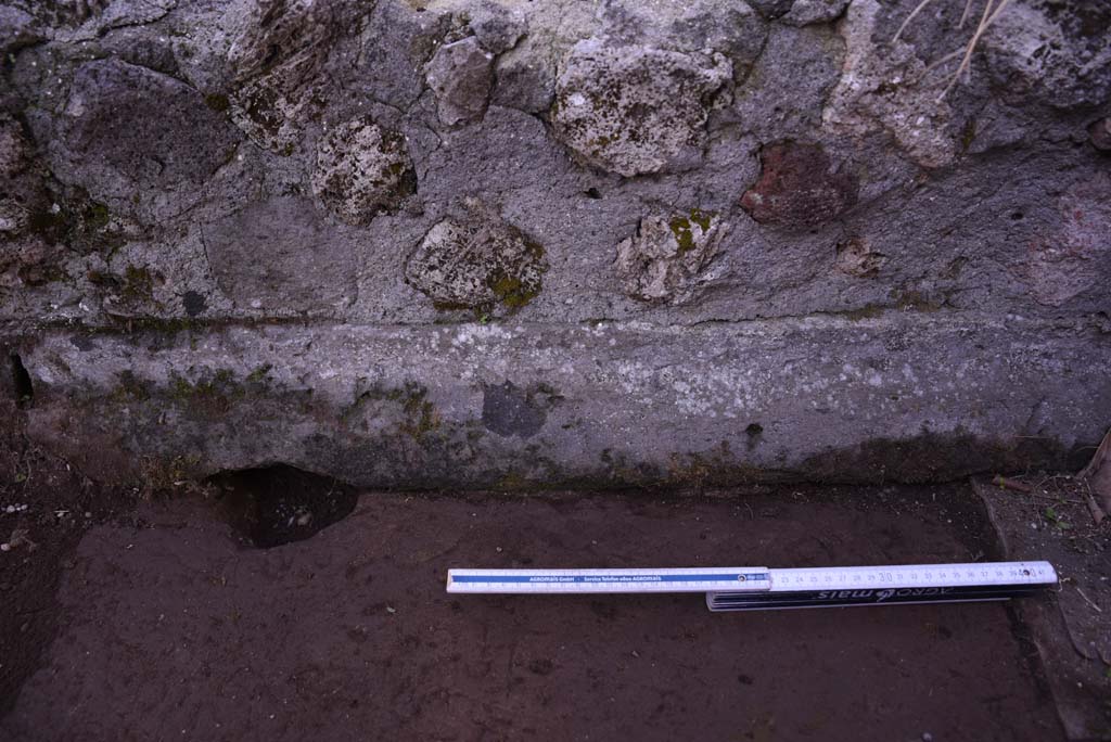 I.4.25/I.4.5 Pompeii. October 2019. Atriolo 43, detail of small west wall around impluvium.
Foto Tobias Busen, ERC Grant 681269 DÉCOR.