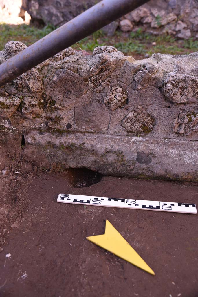 I.4.25/I.4.5 Pompeii. October 2019. Atriolo 43, detail from west side of impluvium.
Foto Tobias Busen, ERC Grant 681269 DÉCOR.