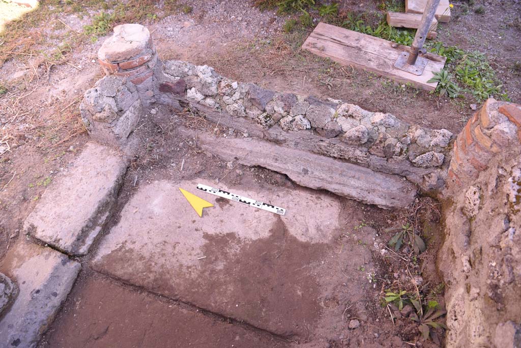 I.4.25/I.4.5 Pompeii. October 2019. Atriolo 43, detail from east side of impluvium
Foto Tobias Busen, ERC Grant 681269 DÉCOR.