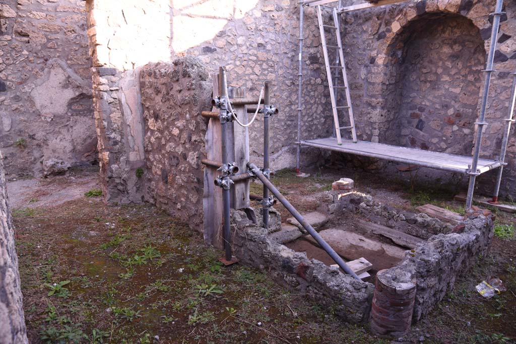 I.4.25/I.4.5 Pompeii. October 2019. Atriolo 43, looking north-east across impluvium.
Foto Tobias Busen, ERC Grant 681269 DÉCOR.