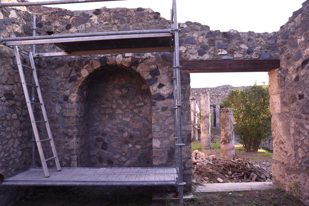I.4.25/I.4.5 Pompeii. October 2019. Atriolo 43, looking east towards arched recess and doorway to Middle Peristyle 17.
Foto Tobias Busen, ERC Grant 681269 DÉCOR.