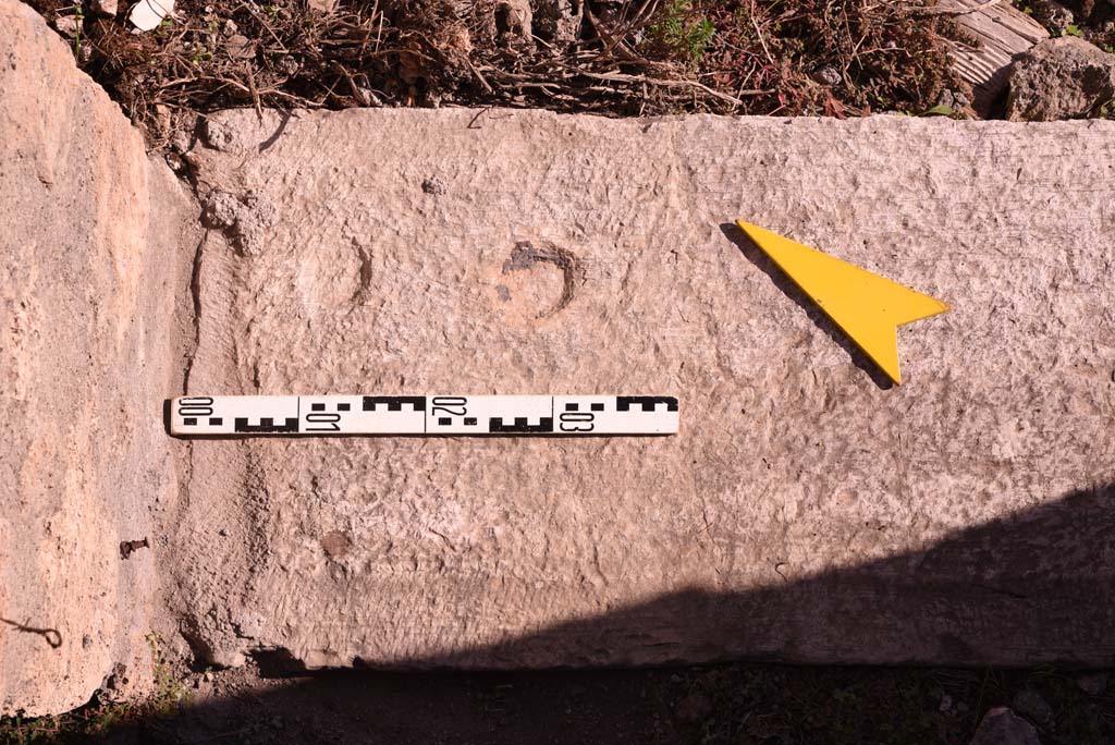 I.4.25/I.4.5 Pompeii. October 2019. Atriolo 43, detail of doorway threshold from north end.  
Foto Tobias Busen, ERC Grant 681269 DÉCOR.