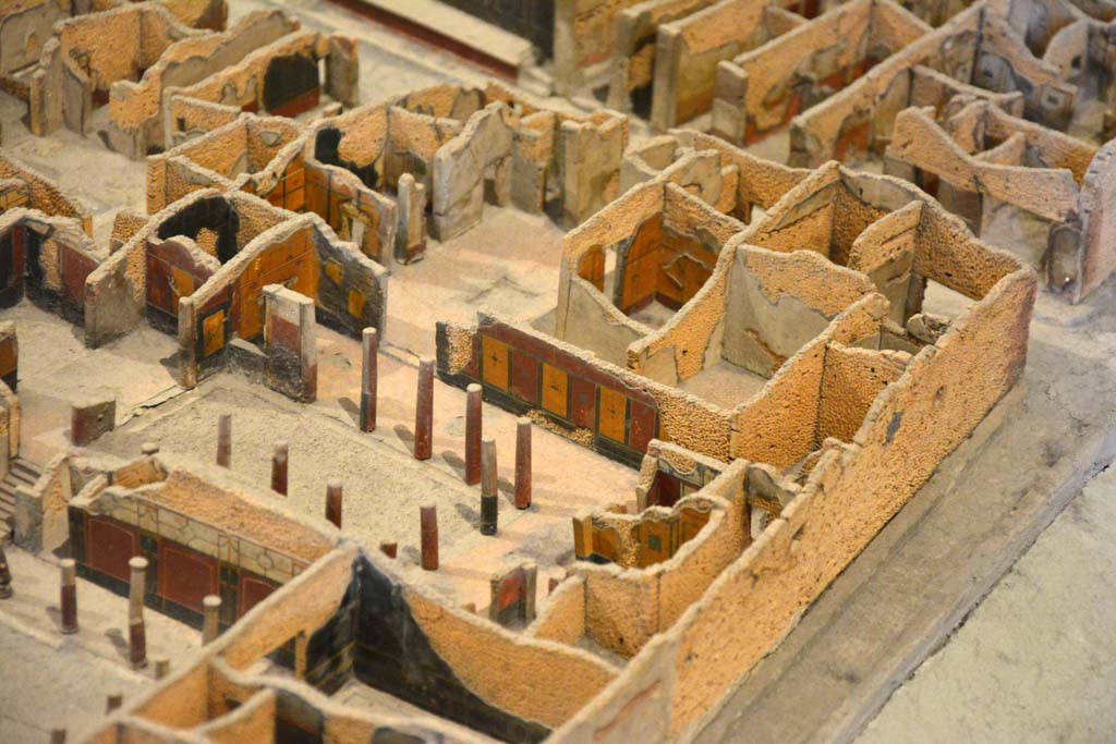 I.4.25 Pompeii. May 2019. Detail from model in Naples Archaeological Museum. 
Looking north-west across upper peristyle 56 towards open doorway into atrium 47, and through to entrance on Via dell’Abbondanza, centre top.
Foto Tobias Busen, ERC Grant 681269 DÉCOR.