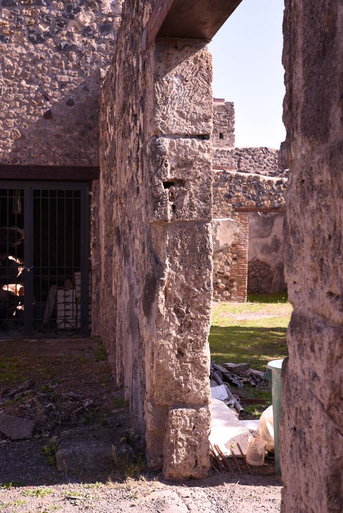 I.4.25 Pompeii. October 2019. Looking east towards side of doorway to peristyle 56.
Foto Tobias Busen, ERC Grant 681269 DÉCOR