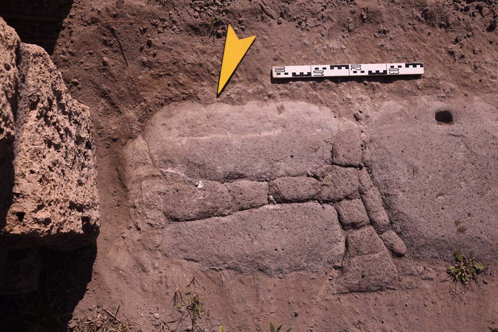 I.4.25 Pompeii. October 2019. Looking south at east end of threshold onto north portico.
Foto Tobias Busen, ERC Grant 681269 DÉCOR