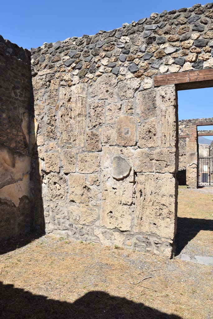 I.4.25 Pompeii. September 2020. 
North-west corner of north portico of upper peristyle 56, on west side of open doorway to atrium 47.
Foto Tobias Busen, ERC Grant 681269 DÉCOR