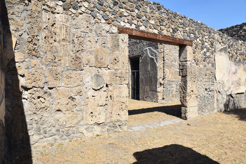 I.4.25 Pompeii. September 2020. Looking east along north wall of north portico of upper peristyle 56, with open doorway to atrium 47. 
Foto Tobias Busen, ERC Grant 681269 DÉCOR